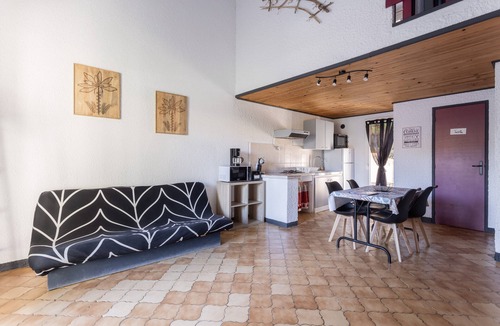 Roquefort-des-Corbieres House | Holiday Home 'La Capelle 4 Personnes 875' with Shared Pool, Wi-Fi and Air Conditioning