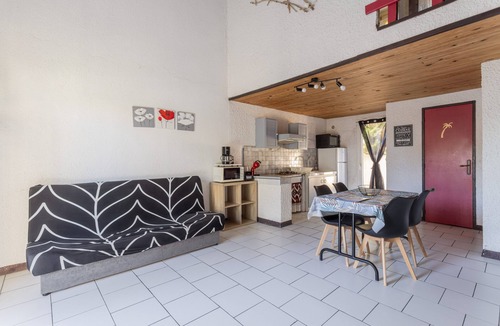 Roquefort-des-Corbieres House | Holiday Home 'La Capelle 4 Persons 876' with Shared Pool, Wi-Fi and Air Conditioning