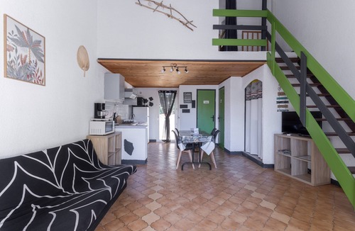 Roquefort-des-Corbieres House | Holiday Home 'La Capelle 4 Personnes 349' with Shared Pool, Wi-Fi and Air Conditioning