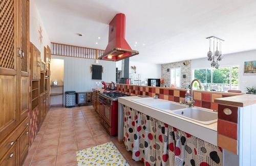 Saint-Laurent-de-Neste House | Holiday Home 'Maison Zoé' with Private Pool, Private Terrace and Wi-Fi