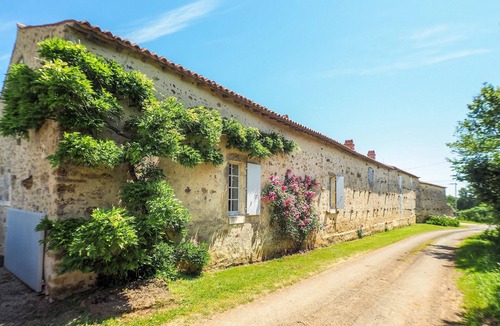 Saint-Laurent-de-la-Salle House | Holiday Home Saint-Laurent Pool & Garden