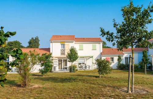 Bourgenay House | Holiday House w/Pool Access