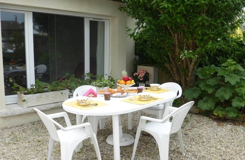 Arromanches-les-Bains Apartment | Holiday Home in Arromanches by Sandy Beach