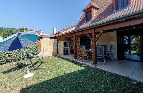Castelnaud-la-Chapelle House | Holiday Home 'Liz' with Shared Pool, Wi-Fi and Air Conditioning