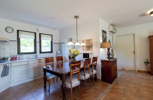 Castelnaud-la-Chapelle House | Holiday Home 'Rose' with Shared Pool, Wi-Fi and Air Conditioning