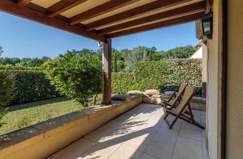 Castelnaud-la-Chapelle House | Holiday Home 'Rose' with Shared Pool, Wi-Fi and Air Conditioning