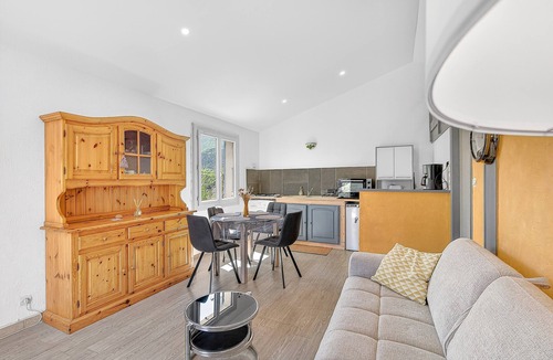 La Robine-sur-Galabre House | Holiday Home 'Les Iris' with Mountain View, Private Terrace and Wi-Fi