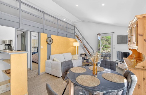 La Robine-sur-Galabre House | Holiday Home 'Les Iris' with Mountain View, Private Terrace and Wi-Fi
