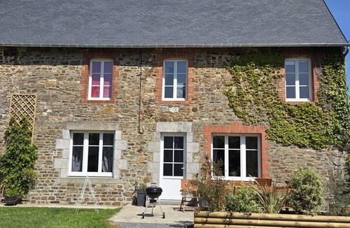 Notre-Dame-de-Cenilly House | Holiday Home 'Gîte De L'arthour' with Private Garden and Wi-Fi