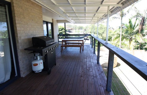 Manyana House | Holiday Haven a short walk to beach.