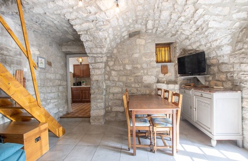 Berrias-et-Casteljau House | Holiday Home 'Gite De L'écurie' with Air Conditioning