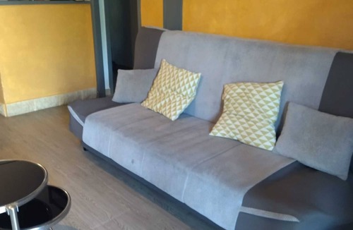 La Robine-sur-Galabre House | Holiday Home 'Les Iris' with Mountain View, Private Terrace and Wi-Fi
