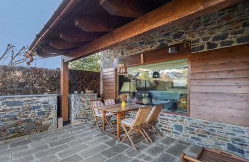 Bellver de Cerdanya House | Holiday Home 'Jose' with Mountain View, Shared Pool and Wi-Fi