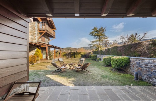 Bellver de Cerdanya House | Holiday Home 'Jose' with Mountain View, Shared Pool and Wi-Fi