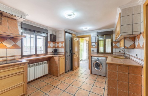 Fuentiduena de Tajo House | Holiday Home 'Los Almendros' with Private Pool, Wi-Fi and Air Conditioning