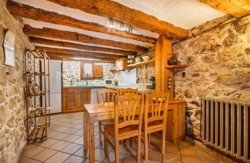 La Baronia de Rialb House | Holiday Home 'Mas Vilardaga' with Mountain View, Wi-Fi and Air Conditioning