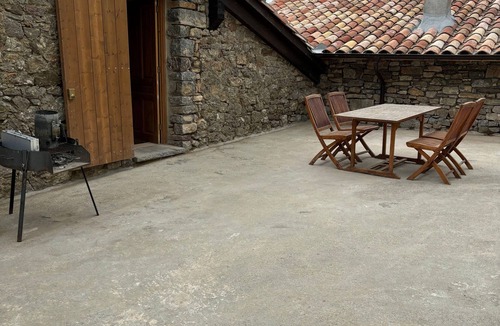 Ogassa House | Holiday Home 'La Calma' with Mountain Views, Shared Garden and Wi-Fi