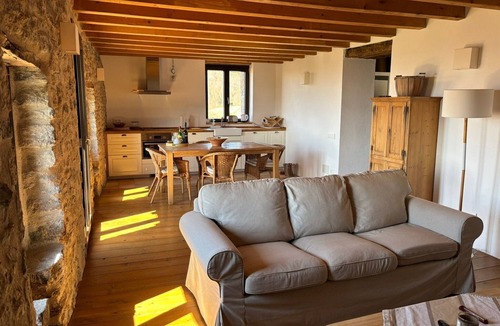 Ogassa House | Holiday Home 'La Coma' with Mountain Views, Shared Garden & Wi-Fi