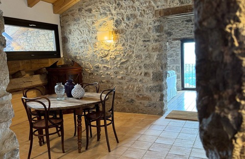 Ogassa House | Holiday Home 'La Cavallera' with Mountain Views, Shared Garden and Wi-Fi