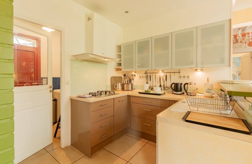 La Chapelle-sur-Dun House | Holiday Home 'Maison De La Huppe' with Private Terrace, Wi-Fi and Air Conditioning