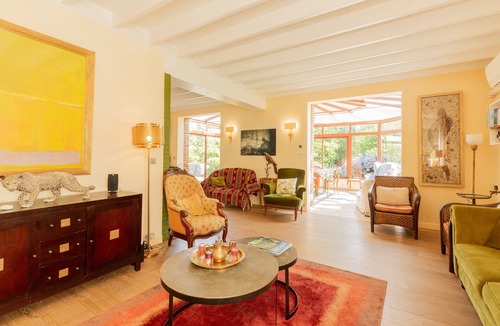 La Chapelle-sur-Dun House | Holiday Home 'Maison De La Huppe' with Private Terrace, Wi-Fi and Air Conditioning