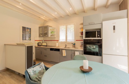 La Chapelle-sur-Dun House | Holiday Home 'La Maison Des Mésanges' with Private Terrace, Wi-Fi and Air Conditioning