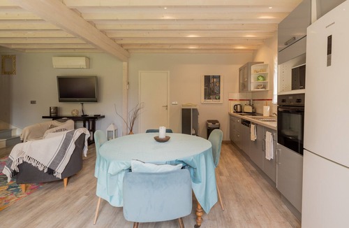La Chapelle-sur-Dun House | Holiday Home 'La Maison Des Mésanges' with Private Terrace, Wi-Fi and Air Conditioning