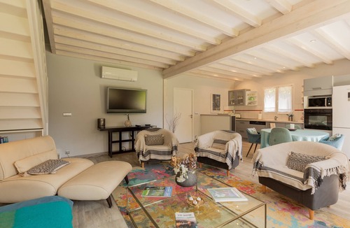 La Chapelle-sur-Dun House | Holiday Home 'La Maison Des Mésanges' with Private Terrace, Wi-Fi and Air Conditioning