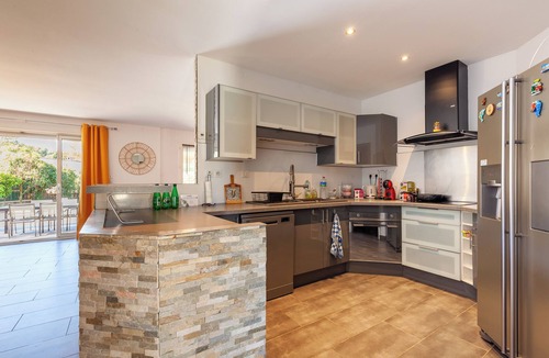 Les Pennes-Mirabeau House | Holiday Home 'Maison Tout Confort' with Private Pool, Wi-Fi and Air Conditioning