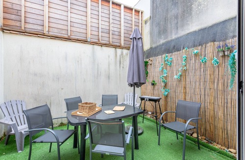 Les Sables d'Olonne House | Holiday Home 'Les Dunes' with Private Terrace and Wi-Fi