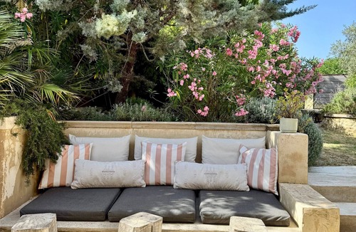 Lieuran-les-Beziers House | Holiday Home 'Les Cimes' with Shared Pool, Communal Garden and Wi-Fi