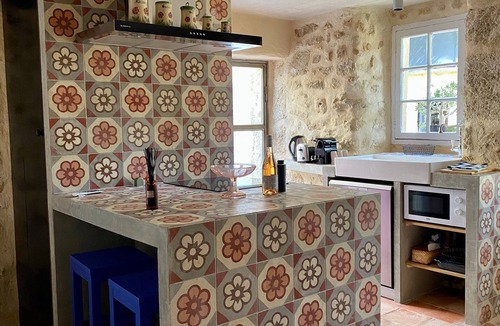 Lieuran-les-Beziers House | Holiday Home 'Présbytère' with Shared Pool, Shared Garden and Wi-Fi