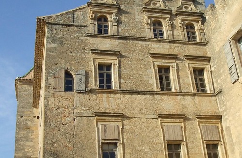 Lieuran-les-Beziers House | Holiday Home 'Présbytère' with Shared Pool, Shared Garden and Wi-Fi