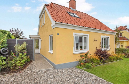Oster Hurup Villa | Holiday home 200 m from the water with.