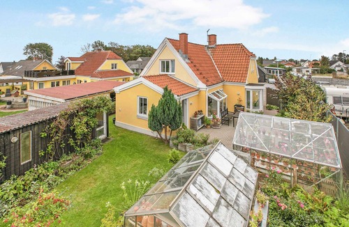 Oster Hurup Villa | Holiday home 200 m from the water with.