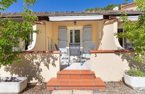 Reynes House | Holiday Home 3 with Mountain View, Shared Pool