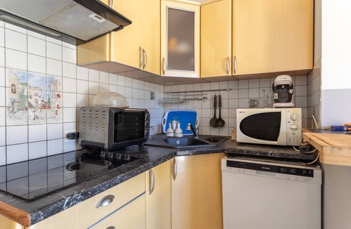 Reynes House | Holiday Home 4 with Mountain View, Shared Pool