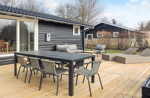 Dannemare House | Holiday home, 500m from beach