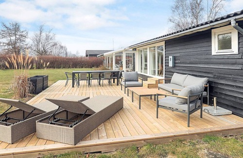 Dannemare House | Holiday home, 500m from beach