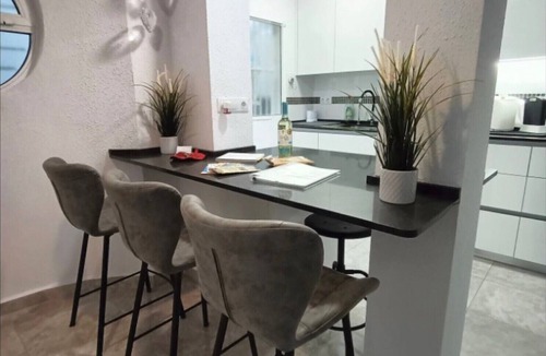 La Siesta House | Holiday Home 'Agradable Casa Vacaciones' with Private Terrace, Wi-Fi and Air Conditioning
