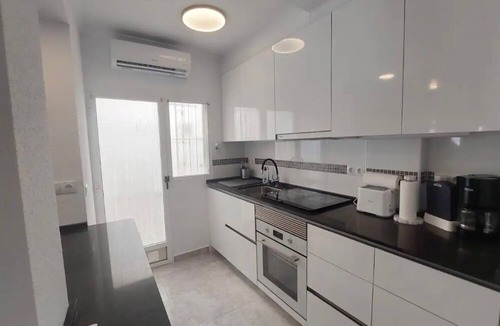 La Siesta House | Holiday Home 'Agradable Casa Vacaciones' with Private Terrace, Wi-Fi and Air Conditioning