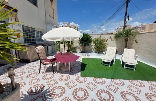 La Siesta House | Holiday Home 'Agradable Casa Vacaciones' with Private Terrace, Wi-Fi and Air Conditioning