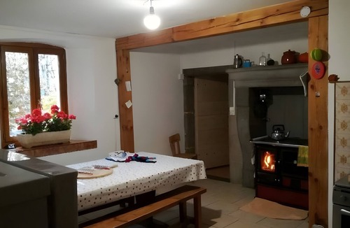 Chatelblanc House | Holiday Home “Ancienne Petite Ferme”: Mountain View, Shared Terrace, Wi-Fi