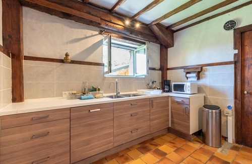 Castet House | Holiday Home 'Ancienne Bergerie' with Mountain View, Shared Terrace and Private Garden
