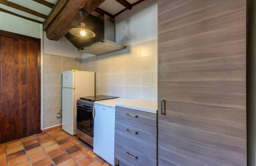 Castet House | Holiday Home 'Ancienne Bergerie' with Mountain View, Shared Terrace and Private Garden