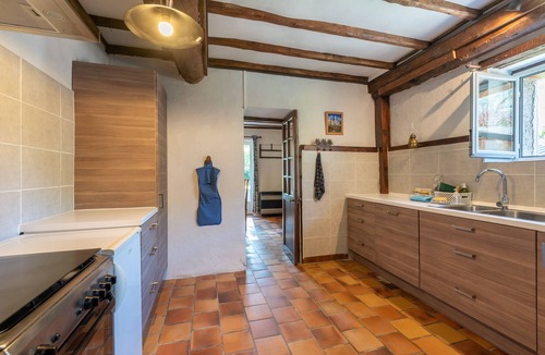 Castet House | Holiday Home 'Ancienne Bergerie' with Mountain View, Shared Terrace and Private Garden