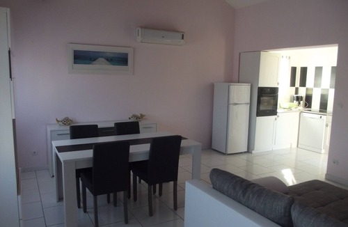 Cournonterral House | holiday home and swimming pool shared with the owners