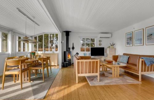 Knubbeløkke House | Holiday Home Andrine - 100m from the sea by Interhome
