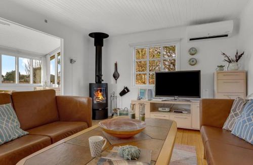Knubbeløkke House | Holiday Home Andrine - 100m from the sea by Interhome