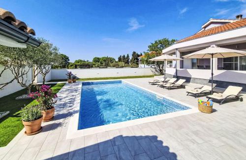 Smilcic House | Holiday Home Anić by Interhome